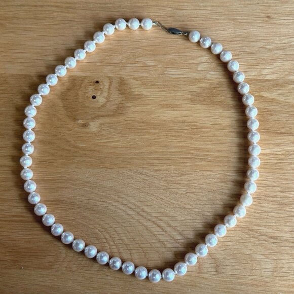 String of Faux Pearls Costume Necklace, Matinee Length, Fishhook Clasp, Vintage - Picture 6 of 15